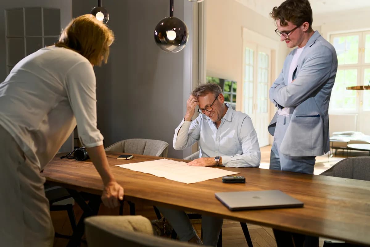 Susanne Schlicht, Hauke Kruse und Fabian Tiedemann am Besprechungstisch